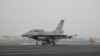 资料照片：2011年4月12日汉光27号演习，台湾空军401联队F-16B 6825战机演习高速路上起降 (美国之音记者拍摄) 