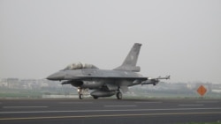 资料照片：2011年4月12日汉光27号演习，台湾空军401联队F-16B 6825战机演习高速路上起降。