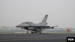 资料照片：2011年4月12日汉光27号演习，台湾空军401联队F-16B 6825战机演习高速路上起降 (美国之音记者拍摄) 