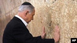 Perdana Menteri Israel Benjamin Netanyahu berdoa di Dinding Barat di Kota Tua Yerusalem, 28 Februari 2015.