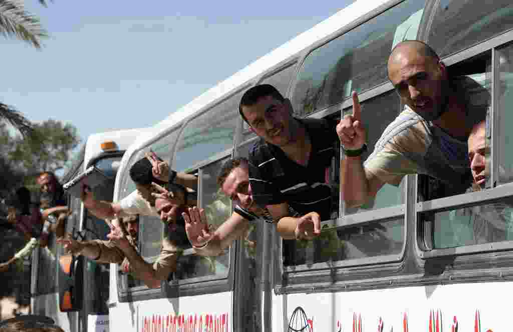 Prisioneros palestinos recién liberados arriban a la Franja de Gaza por el sur, desde el lado egipcio en la frontera de Rafah.