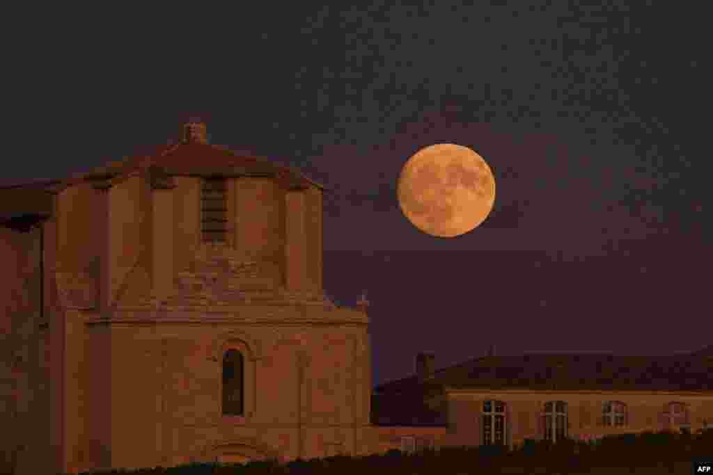تصویری از ماه کامل در آسمان جنوب غربی فرانسه