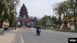 ພວກຂັບຂີ່ລົດຈັກແລ່ນຢູ່ໃນຖະໜົນສາຍນຶ່ງ ໃນລະຫວ່າງການແຜ່ນລະບາດຂອງພະຍາດໂຄວິດ ຮອບ 3 ຢູ່ໃນນະຄອນຫຼວງພະນົມເປັນ ຂອງກຳປູເຈຍ ເມື່ອວັນ ທີ 24 ກຸມພາ 2021. (Tum Malis/VOA Khmer)