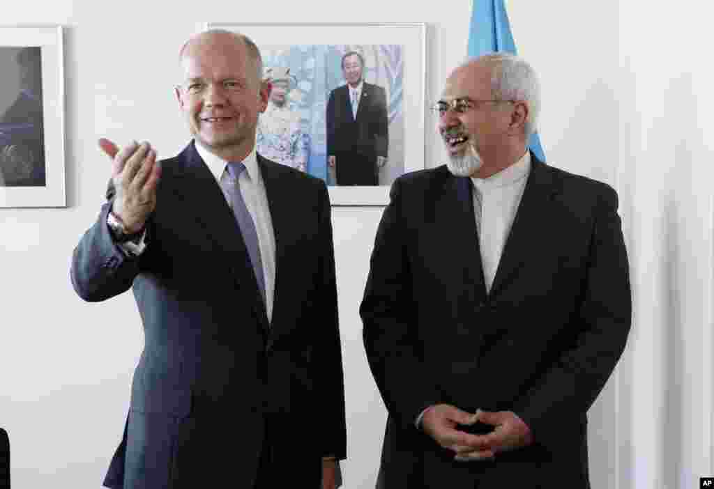 El ministro de Relaciones Exteriores de Gran Bretaña, William Hague conversa amigablemente con su homólogo de Irán, Mohammad Javad Zarif.