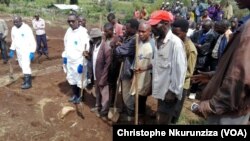 Le président de La CVR Nahimana et d'autres autres experts lors de la découverte de restes humains à Mwaro, Burundi, le 27 février 2017. (VOA/Christophe Nkurunziza)