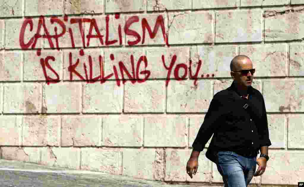 아테네 골목에 쓰인 낙서. &#39;자본주의가 당신을 죽인다&#39;는 내용이다.