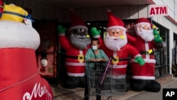 A la venta adornos navideños inflables en una tienda de descuento en Inglewood, California, el lunes 20 de diciembre de 2021.