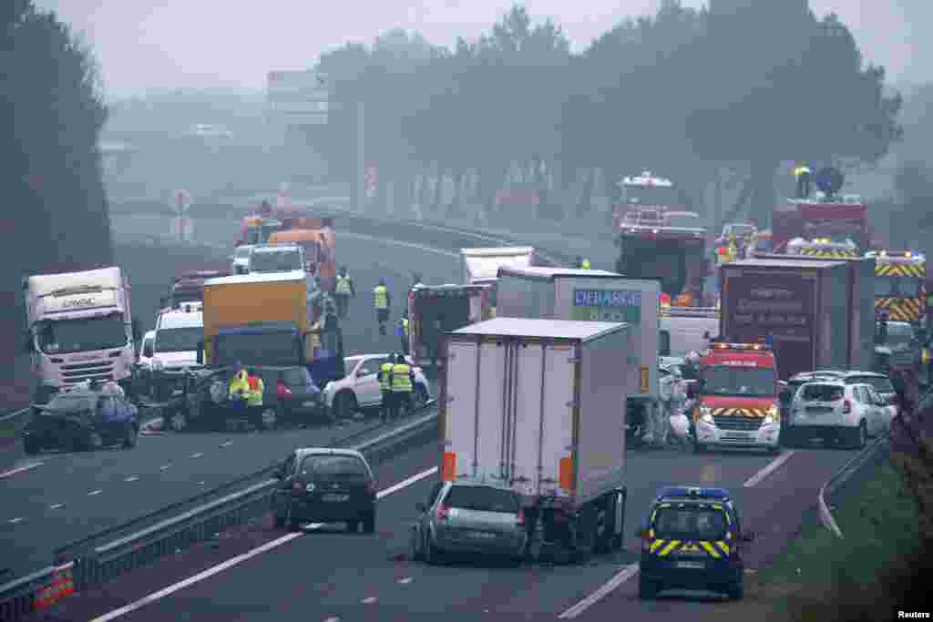 تصادف پنجاه خودرو به دلیل مه&zwnj; شدید در فرانسه. در این حادثه، پنج نفر کشته و حداقل چهل نفر زخمی شدند.