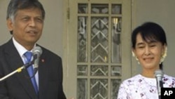 东盟秘书长素林（左）在仰光会晤缅甸民主派领袖昂山素季后联合举行记者会(2012年2月22日)