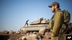 Soldados israelíes patrullan la frontera con Siria en las Alturas del Golán, zona controlada por Israel.