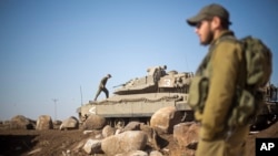 지난해 11월 이스라엘-시리아 접경 골란고원의 이스라엘 군인과 탱크.