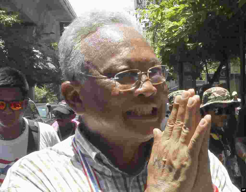 Anti-government protest leader Suthep Thaugsuban greets supporters during a rally, in Bangkok, Thailand, May 8, 2014.
