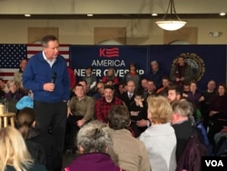 Republican presidential hopeful, Ohio Governor John Kasich meeting with voters at the Derryfield Restaurant in Manchester, New Hampshire, Feb. 8, 2016.(VOA/K. Gypson).