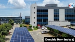 Algunas empresas en Managua, Nicaragua, han optado por utilizar paneles solares frente a los altos costos de la energía en el país. [Foto: Donaldo Hernandez, VOA]