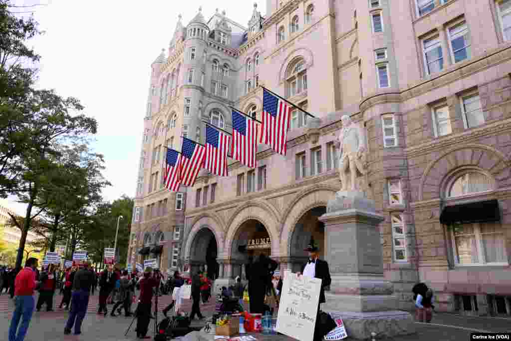 Ratusan warga berdemonstrasi menentang Donald Trump pada pembukaan International Trump Hotel di bekas gedung kantor pos di Washington, D.C. (26/10).&nbsp;(VOA/C. Ice)