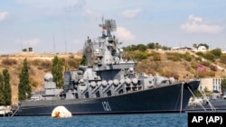 资料照片：俄罗斯黑海舰队旗舰“莫斯科”号2008年9月11日停靠在塞瓦斯托波尔港。这艘导弹巡洋舰2022年4月被乌克兰导弹击中后沉没。