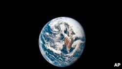 Foto tanggal 18 Mei 1969 yang disediakan oleh NASA ini menunjukkan Bumi dari jarak 36.000 mil laut seperti yang difoto dari pesawat ruang angkasa Apollo 10 selama perjalanan trans-lunarnya menuju bulan.