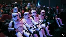 Para penggemar Star Wars di China, mengenakan kostum karakter dalam Star Wars, menunggu pemutaran perdana film "Star Wars: The Force Awakens" di Shanghai, Minggu (27/12).