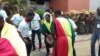 Les supporters sénégalais célèbrent l’arrivée des Lions de la Teranga à Franceville, Gabon, le 12 janvier 2017 (VOA/Amedine Sy)