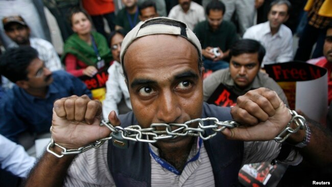 资料照：一名巴基斯坦记者举起了链条封住嘴以示抗议。