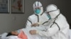 Bác sĩ Trung Quốc chăm sóc bệnh nhân nhiễm virus Corona ở Vũ Hán.