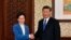 Chủ tịch TQ Tập Cận Bình bắt tay Trưởng đặc khu Hong Kong Carrie Lam ở Bắc Kinh, TQ, hôm 16/12/2019. (Hong Kong Government Information Services via AP) 