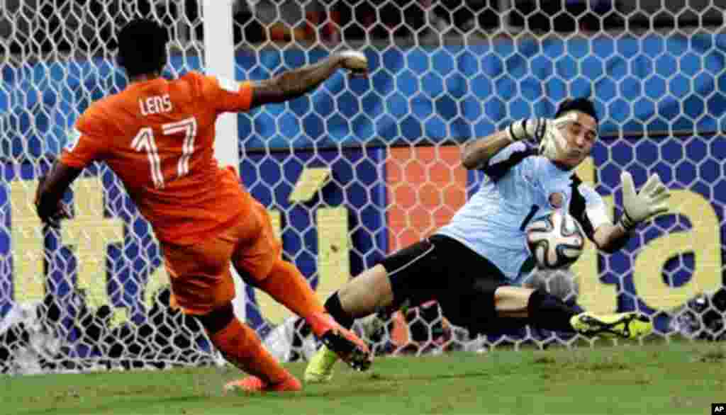 Costa Rica's goalkeeper Keylor Navas (1) saves a shot from Netherlands' Jeremain Lens (17) during extra time of the World Cup quarterfinal soccer match between the Netherlands and Costa Rica at the Arena Fonte Nova in Salvador, Brazil, Saturday, July 5, 2