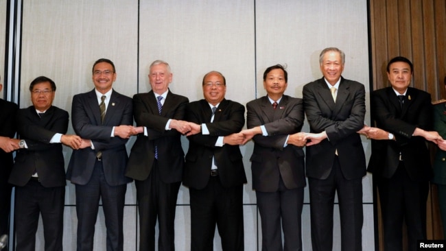 Bộ trưởng Quốc phòng Mỹ James Mattis (thứ 5 từ trái) chụp ảnh cùng các nhà lãnh đạo quốc phòng ASEAN bên lề hội nghị IISS Shangri-La Dialogue ở Singapore hôm 4/6.