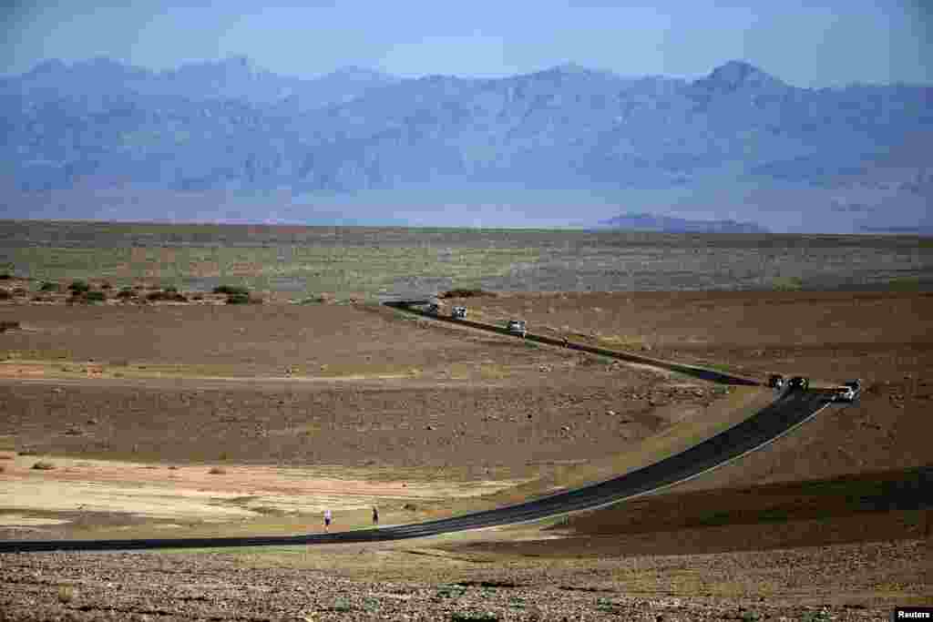 Competitors take part in the Badwater Ultramarathon in Death Valley National Park, California, USA, July 15, 2013. The 135-mile (217 km) race, which bills itself as the world&#39;s toughest foot race, goes from Death Valley to Mt. Whitney, California, in temperature which can reach 130 degrees Fahrenheit (55 Celsius).