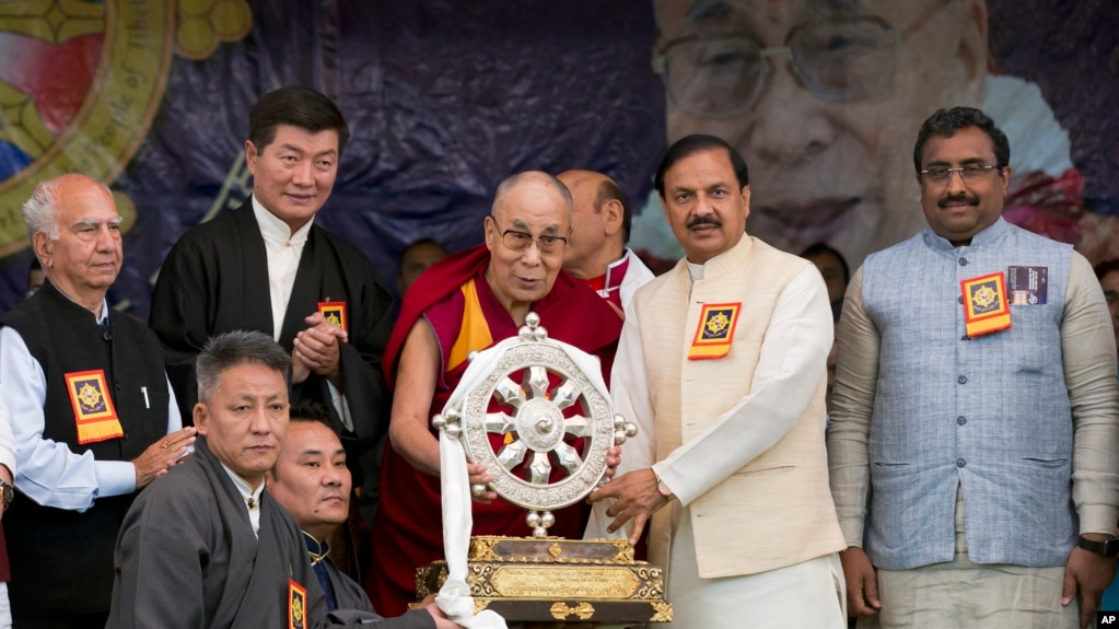 达赖喇嘛出席藏人纪念达赖喇嘛抵达印度流亡60周年的活动，达赖喇嘛向印度旅游和文化部长马赫什·夏尔马(右二)赠送纪念物。