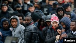 Des migrants attendent avant d'entrer dans les autobus dans le cadre de leur transfert par les autorités françaises vers des centres d'accueil à travers le pays lors du démantèlement des camps de fortune dans une rue près de la station de métro Stalingrad à Paris, le 4 novembre 2016. REUTERS / Benoit Tessier - RTX2RUWI