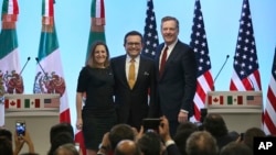 Mexico's Secretary of Economy Ildefonso Guajardo Villarreal,from left, Canadian Foreign Affairs Minister Chrystia Freeland, and U.S. Trade Representative Robert Lighthizer, pose for a group photo at a press conference regarding the seventh round of NAFTA 