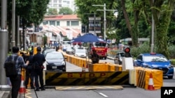 12일 미북정상회담이 열리는 싱가포르 센토사 섬의 카펠라 호텔 진입로에 경찰이 바리케이드를 설치했다.