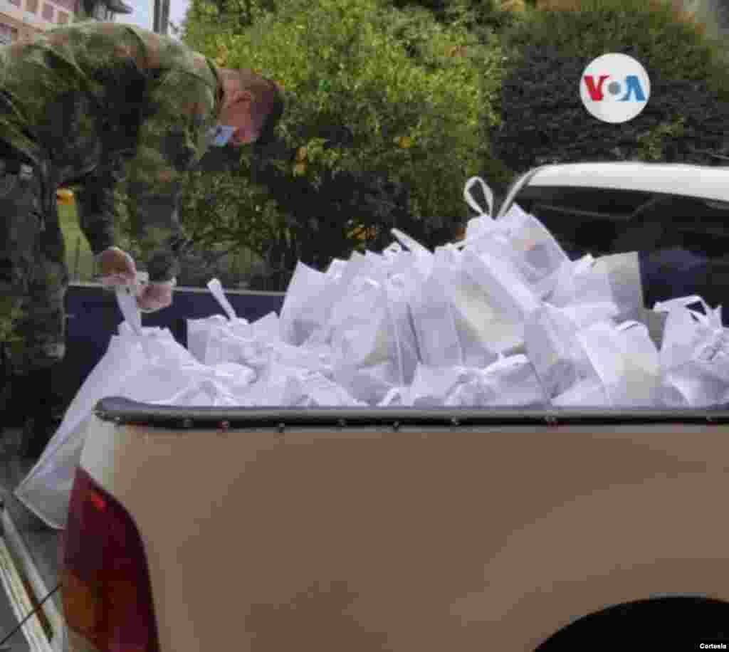 Debido a la situación de precariedad que viven algunas personas en cuarentena, Laura Serna y dos amigas decidieron crear la iniciativa Héroes 24/7, la cual recibe donaciones y alimentos que son llevados, con ayuda del ejército, a poblaciones vulnerables de la ciudad de Medellín. [Foto: Héroes 24/7]