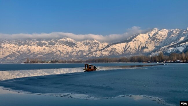 کشمیر: برفباری نے ڈل جھیل کو بھی جما دیا