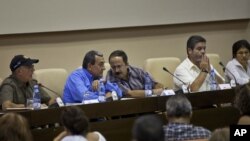 Mauricio Jaramillo, vocero de la guerrilla de las FARC, (segundo a la izquierda) junto al guerrillero Andrés París, quien será negociador del grupo guerrillero, además de Ricardo Téllez.