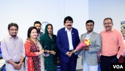 From left to right: Aleem Khan, member of Lions Club delegation; Yasmin Jamil, host of Har Dum Rawan Hai Zindagi; Ali Malik; Razia Malik; Farooq Ahmed Khan, Founder of Bahawalpur Cholistan Lions Club; Faiz Rehman, VOA Urdu Service Chief; and Malik Qasim.