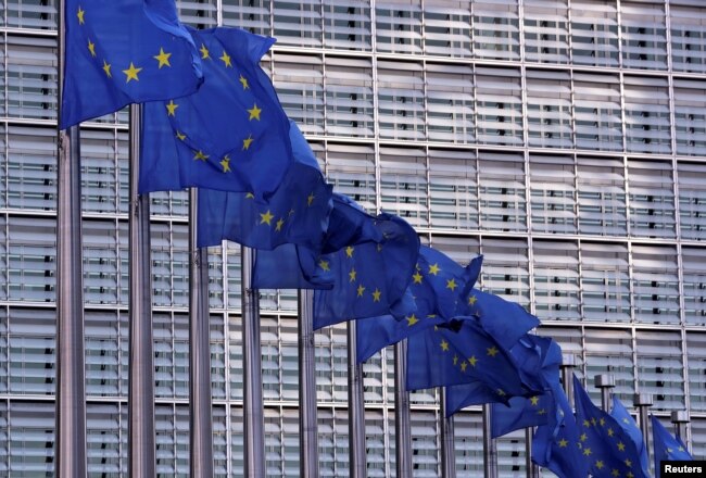 Zastave Evropske unije ispred sjedišta Evropske komisije u Briselu.