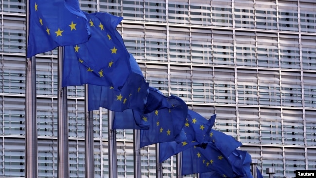 资料照：在布鲁塞尔总部大楼前的欧盟旗帜