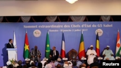 Presiden Perancis Emmanuel Macron di KTT G5 Sahel di Istana Kepresidenan Koulouba di Bamako, Mali, 2 Juli 2017.