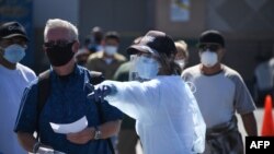 Orang-orang mengantre untuk menjalani tes Covid-19 di Los Angeles, 10 Agustus 2020. (Foto: AFP)