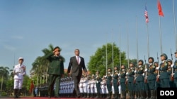 Bộ trưởng Bộ Quốc phòng Việt Nam Phùng Quang Thanh và Bộ trưởng Quốc phòng Mỹ Ashton Carter duyệt hàng quân danh dự tại Hà Nội, ngày 1/6/2015.