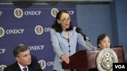 Margaret Hamburg, comisionada de la Oficina de Alimentos y Medicamentos, a la izquierda Gil Kerlikowske, director de la Oficina Nacional de Control de Drogas Director, y Howard Koh, subsecretario de Salud y Servicios Humanos.