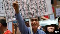 Dân Hong Kong biểu tình phản đối hệ thống bầu cử để chọn lãnh đạo của thành phố, qua đó một ủy ban gồm 1.200 thanh viên bỏ phiếu để chọn người lãnh đạo 