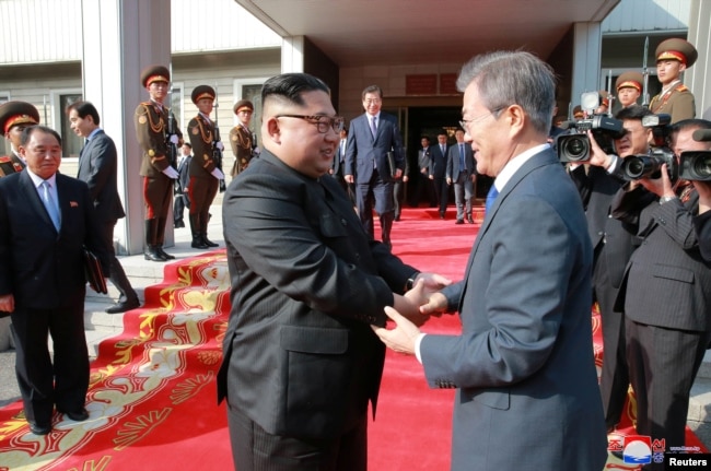 El presidente de Corea del Sur, Moon Jae-in, saluda con el líder norcoreano Kim Jong Un, durante un encuentro en la cumbre de Panmunjom, en Corea del Norte. Mayo 27, 2018.