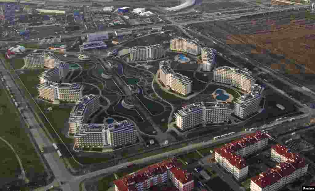 Vista aérea que mostra os hotéis e casas residenciais construídas para os Jogos Olímpicos de Inverno no distrito de Adler, em Sochi.