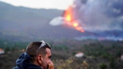 Seorang pria tampak mengamati Gunung Berapi Cumbre Vieja di Pulau La Palma, Kepulauan Canary, yang terus bererupsi dari wilayah Tacande de Arriba di Spanyol pada 2 Oktober 2021. (Foto: Reuters/Juan Medina)