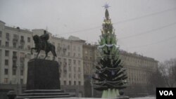 莫斯科市政府前的圣诞树，2012年12月。（美国之音白桦拍摄）