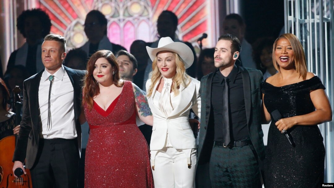 Macklemore, Mary Lambert, Madonna, Ryan Lewis dan Queen Latifah (dari kiri ke kanan) berdiri bersama usai tampil dalam lagu "Same Love" pada Grammy Awards ke-56 (26/1). (Reuters/Mario Anzuoni)