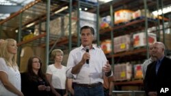 美國共和黨總統侯選人羅姆尼星期二在科羅拉多州的一家食物銀行向協助受野火影響的災民的義工講話﹐進行競選活動。